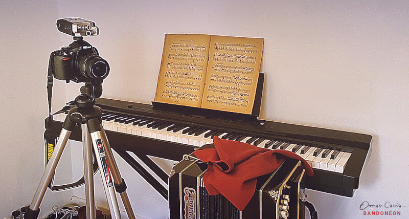 You can simulate public pressure in several ways. Ask some friends to listen to you, or organize a mini-home concert. Alternatively, you can record yourself with your phone or a video camera.